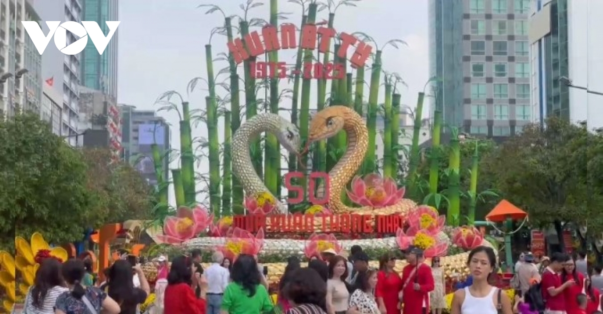 Nguyen Hue Flower Street in HCM City attracts crowds on Lunar New Year